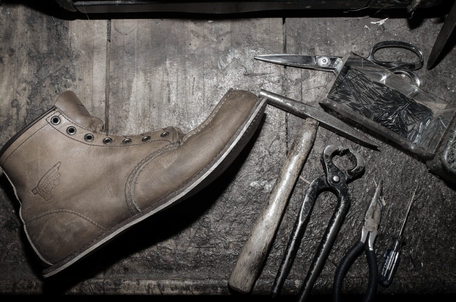 Leren schoen met gereedschap op een werkbank